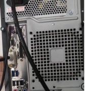 電腦DVI接到主板上，沒(méi)有接到獨(dú)顯上，就這樣用了幾年？